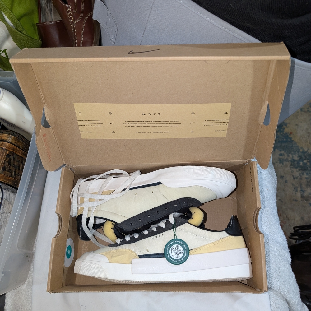 Nike White and Black Sneakers